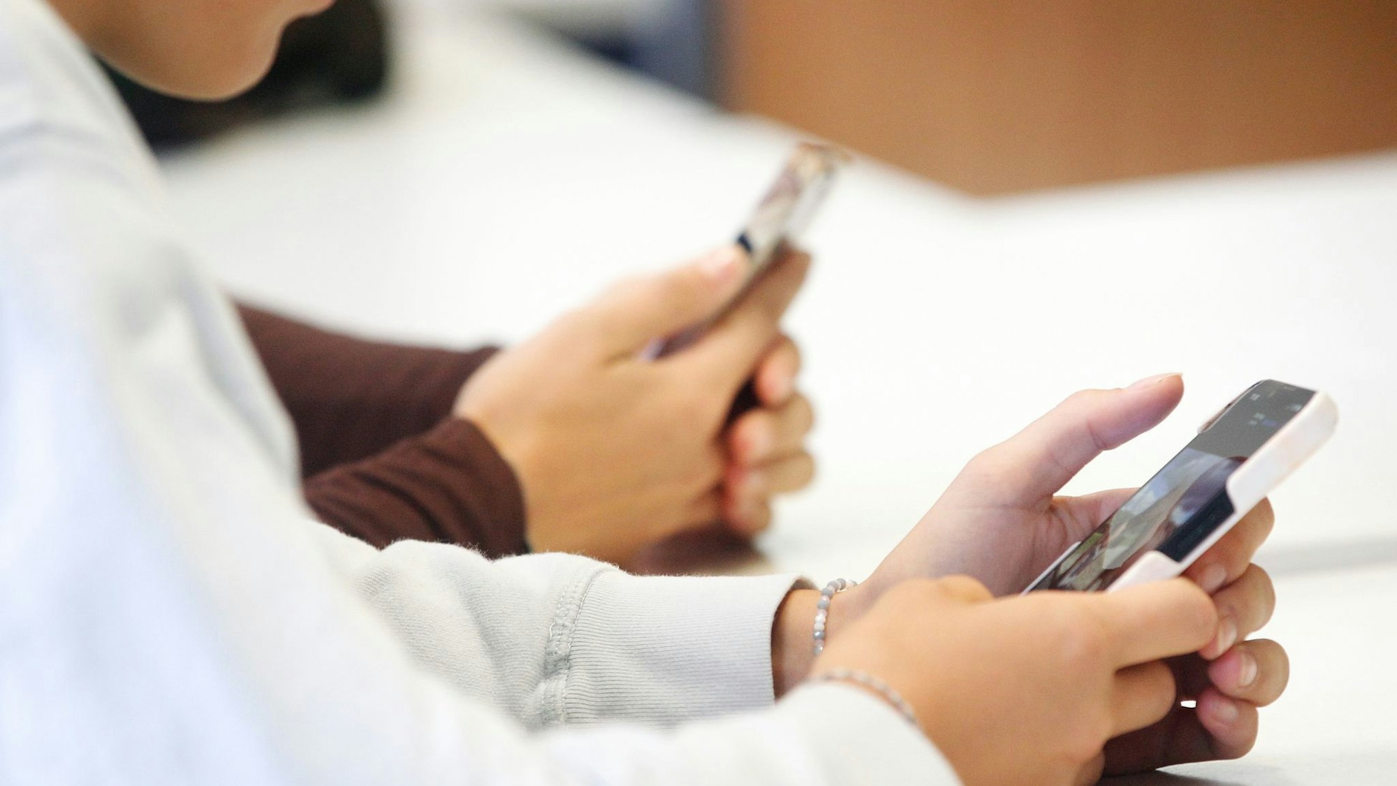 Die gymnasiale Oberstufe in NRW wird mit einem fünften Abiturfach und neuen Prüfungsformaten grundlegend reformiert (Archivfoto)