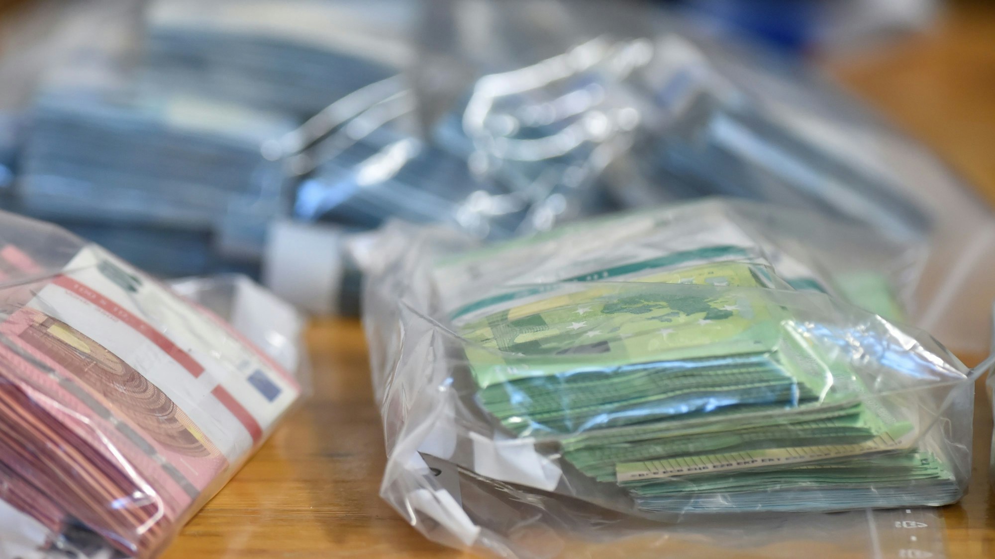 Das Foto zeigt eine größere Menge sichergestelltes Bargeld. picture alliance/dpa/dpa-Zentralbild