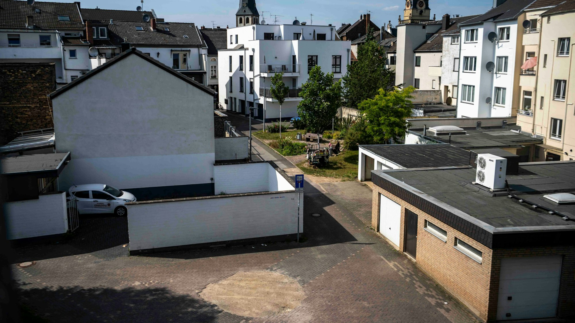 Das Bild zeigt den Standort eines Baums. Dort ist ein provisorischer Schotterkreis zu sehen.