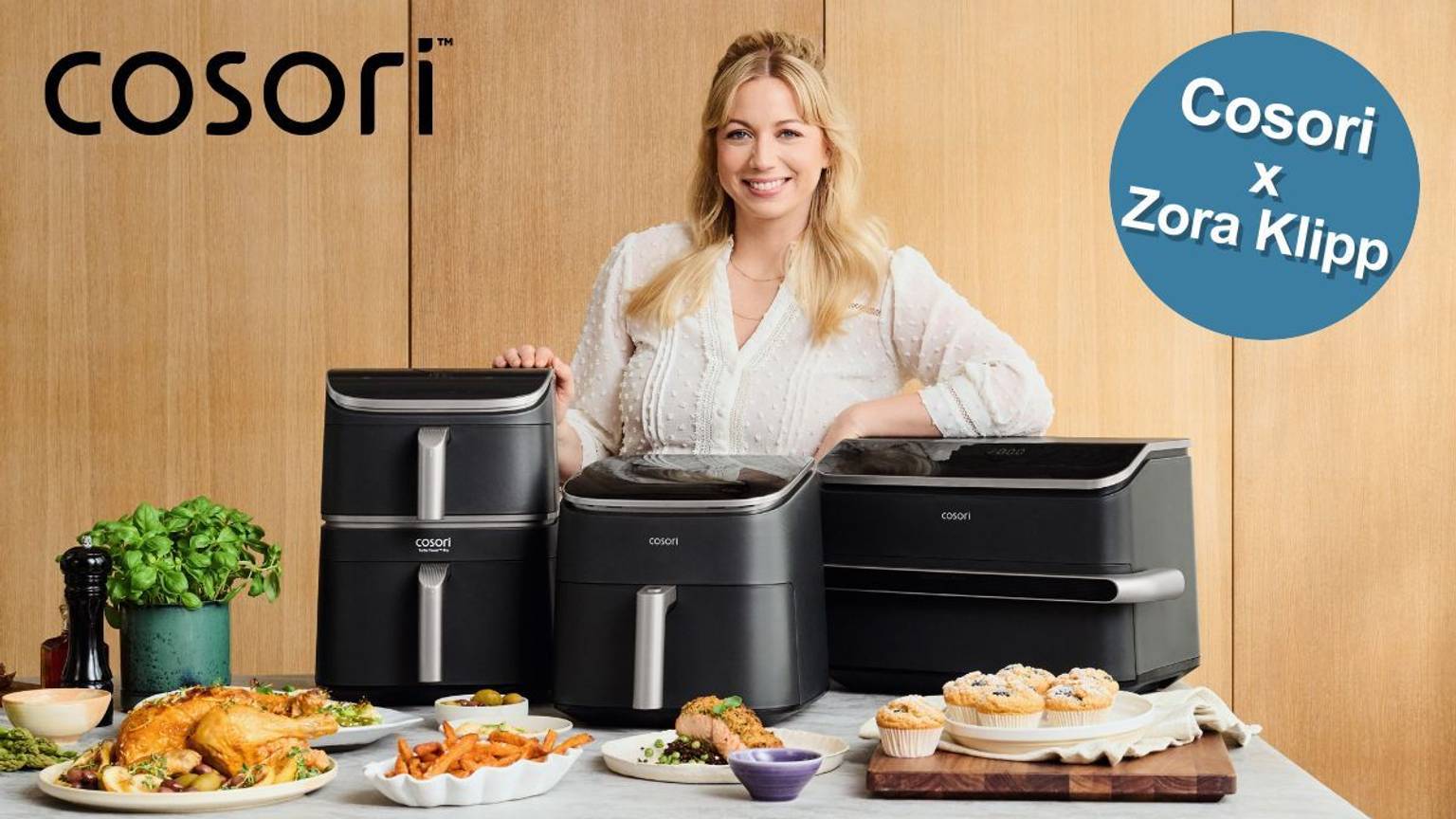 Zora Klipp hinter Tisch mit Cosori Airfryer und Essen.