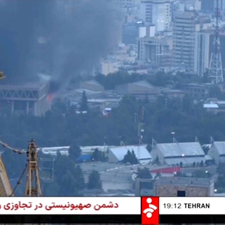 Dieser Ausschnitt aus einem vom iranischen Staatsfernsehen veröffentlichten Video zeigt das brennende Gebäude des Senders nach einem israelischen Drohnenangriff.