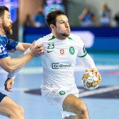 Linkshänder Joao Gomes lässt sich nicht von Mirsad Terzic stoppen.