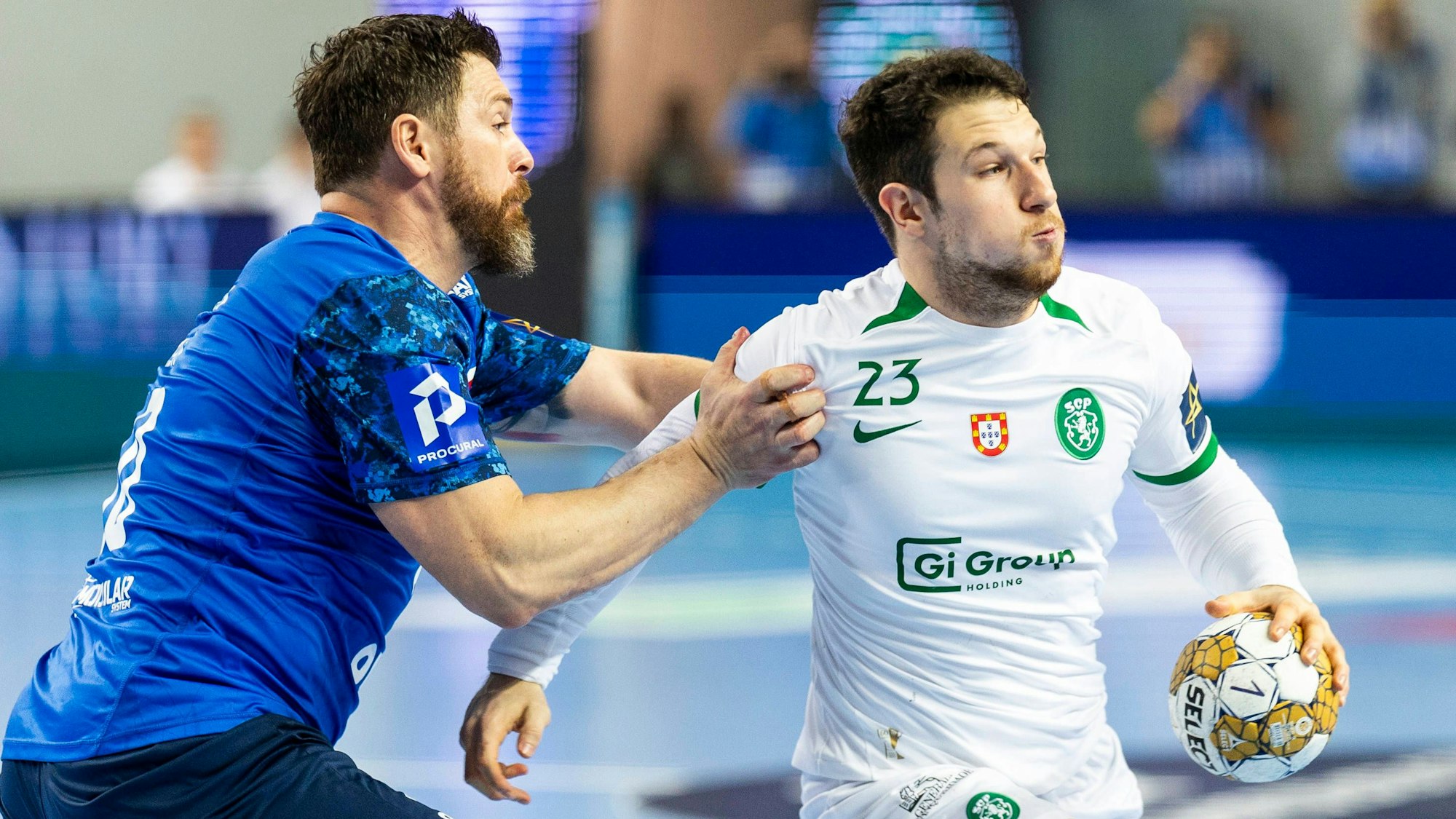 Linkshänder Joao Gomes lässt sich nicht von Mirsad Terzic stoppen.