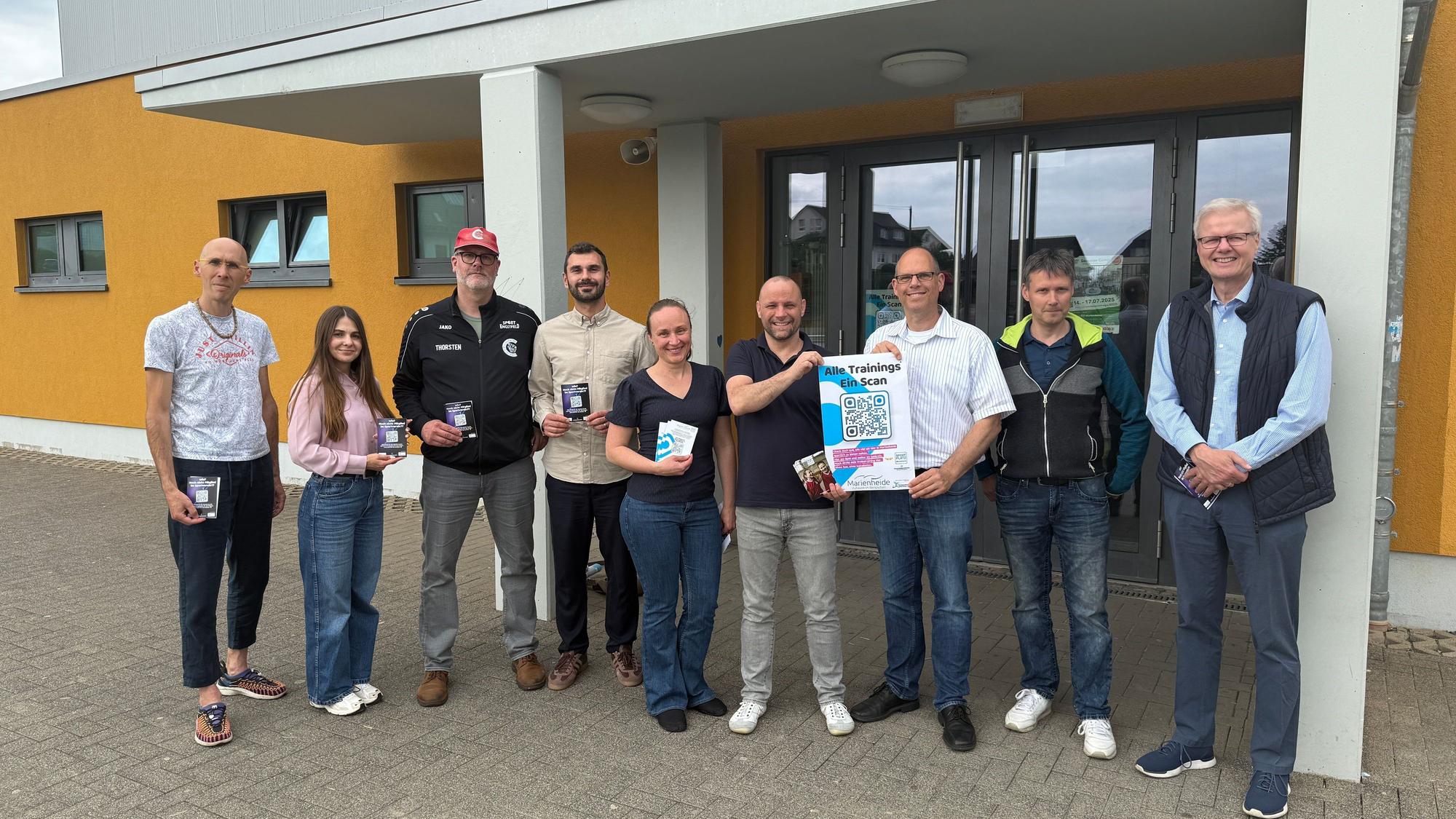 Das Foto zeigt ein Gruppenfoto mit Vertretern von Sportvereinen aus Marienheide.