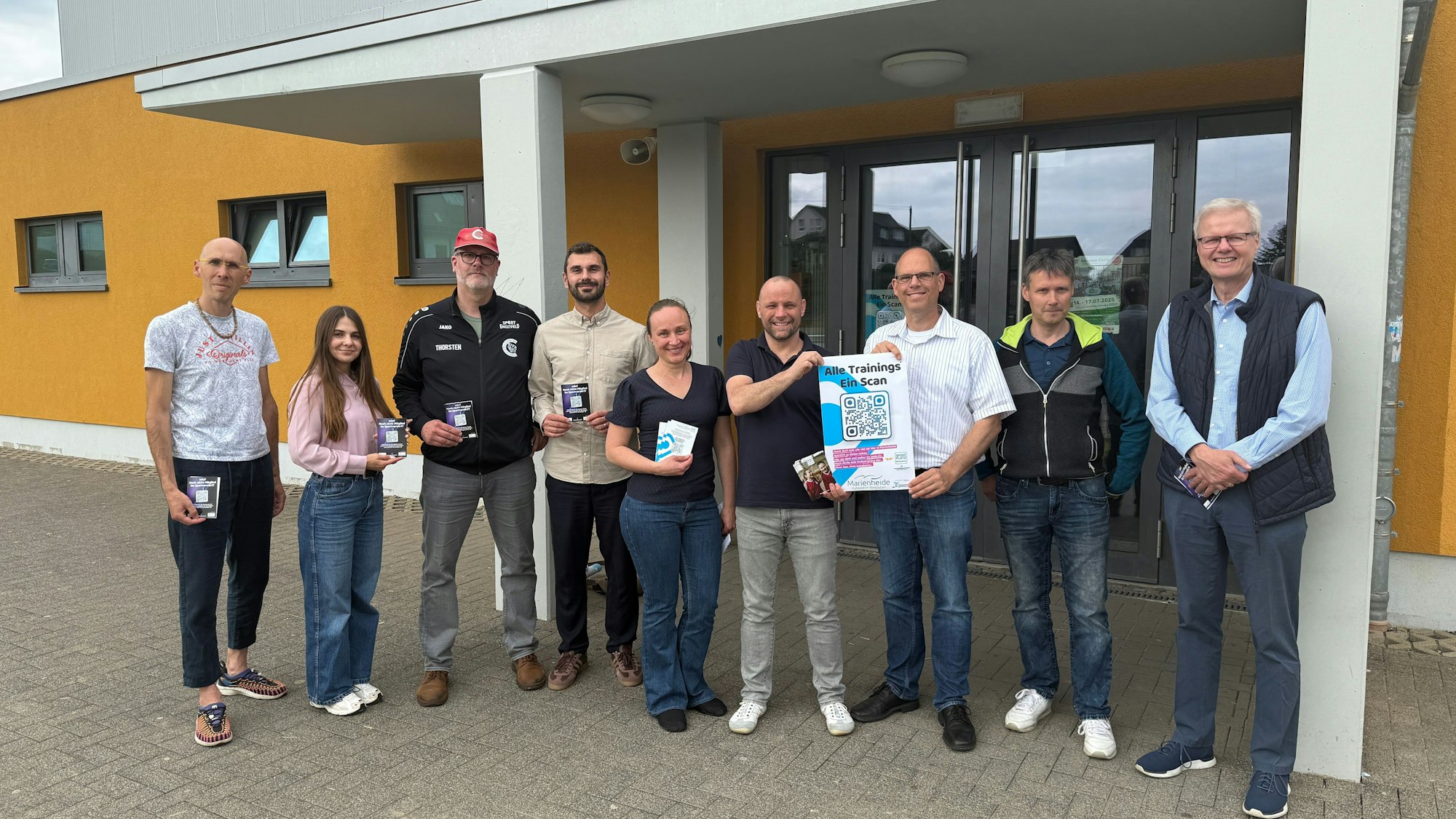 Das Foto zeigt ein Gruppenfoto mit Vertretern von Sportvereinen aus Marienheide.