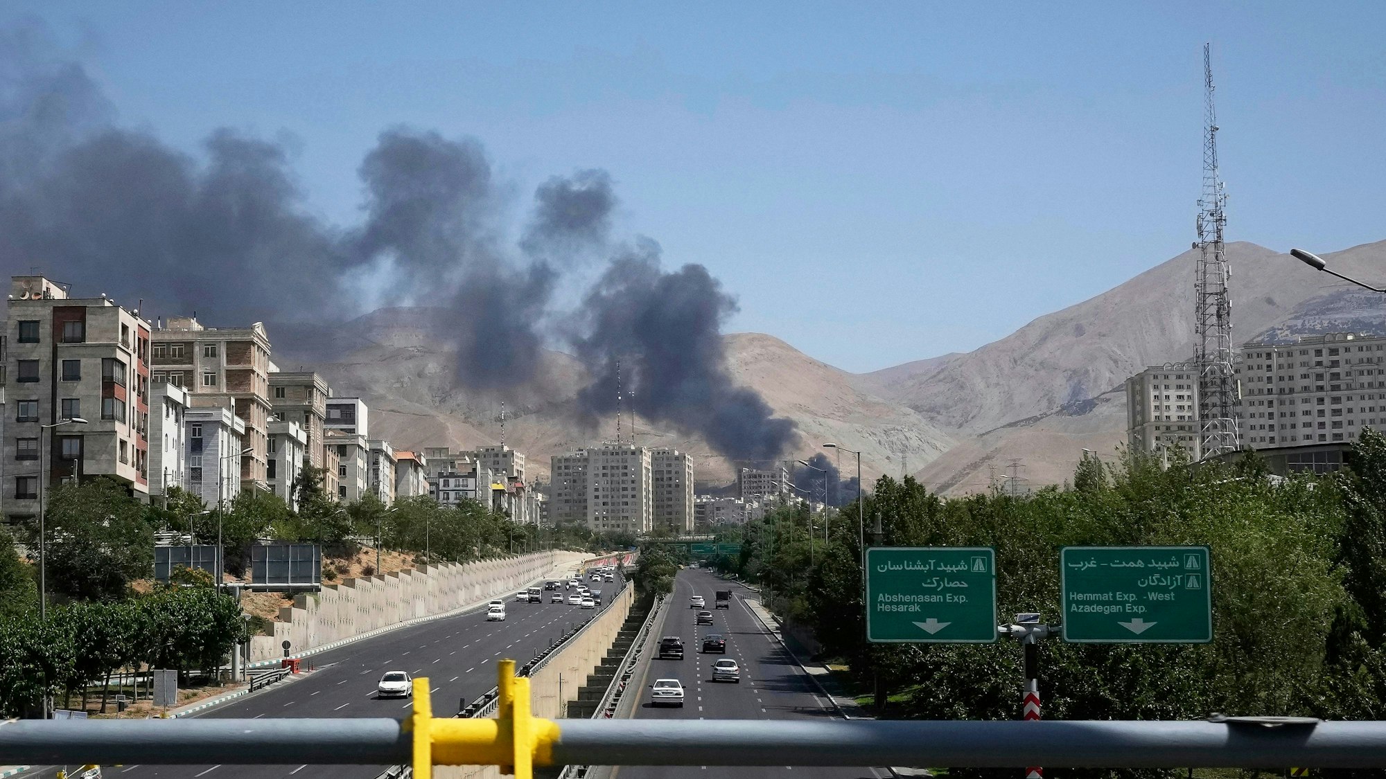 Teheran: Rauch steigt aus einem Öllager in der iranischen Hauptstadt auf, nachdem es von einem israelischen Angriff getroffen worden zu sein scheint.