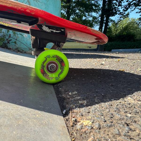 Auf dem Bild ist ein Skateboard an einer kaputten Rampenkante zu sehen.