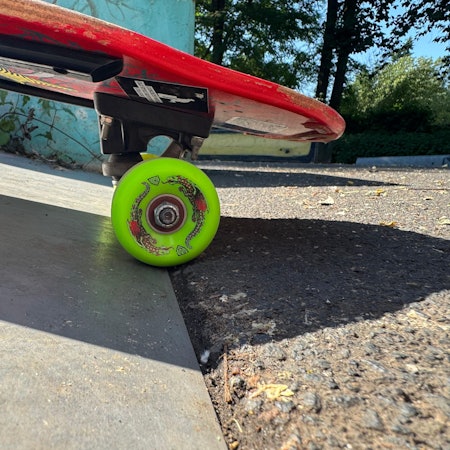 Auf dem Bild ist ein Skateboard an einer kaputten Rampenkante zu sehen.