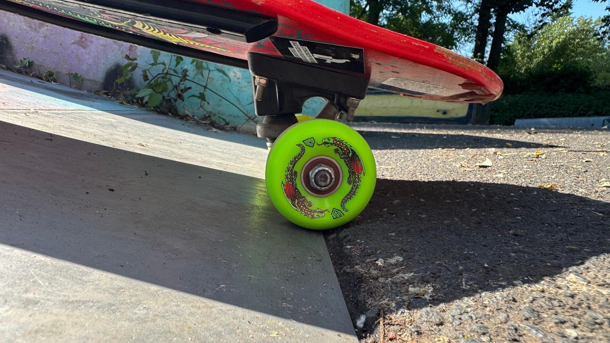 Auf dem Bild ist ein Skateboard an einer kaputten Rampenkante zu sehen.