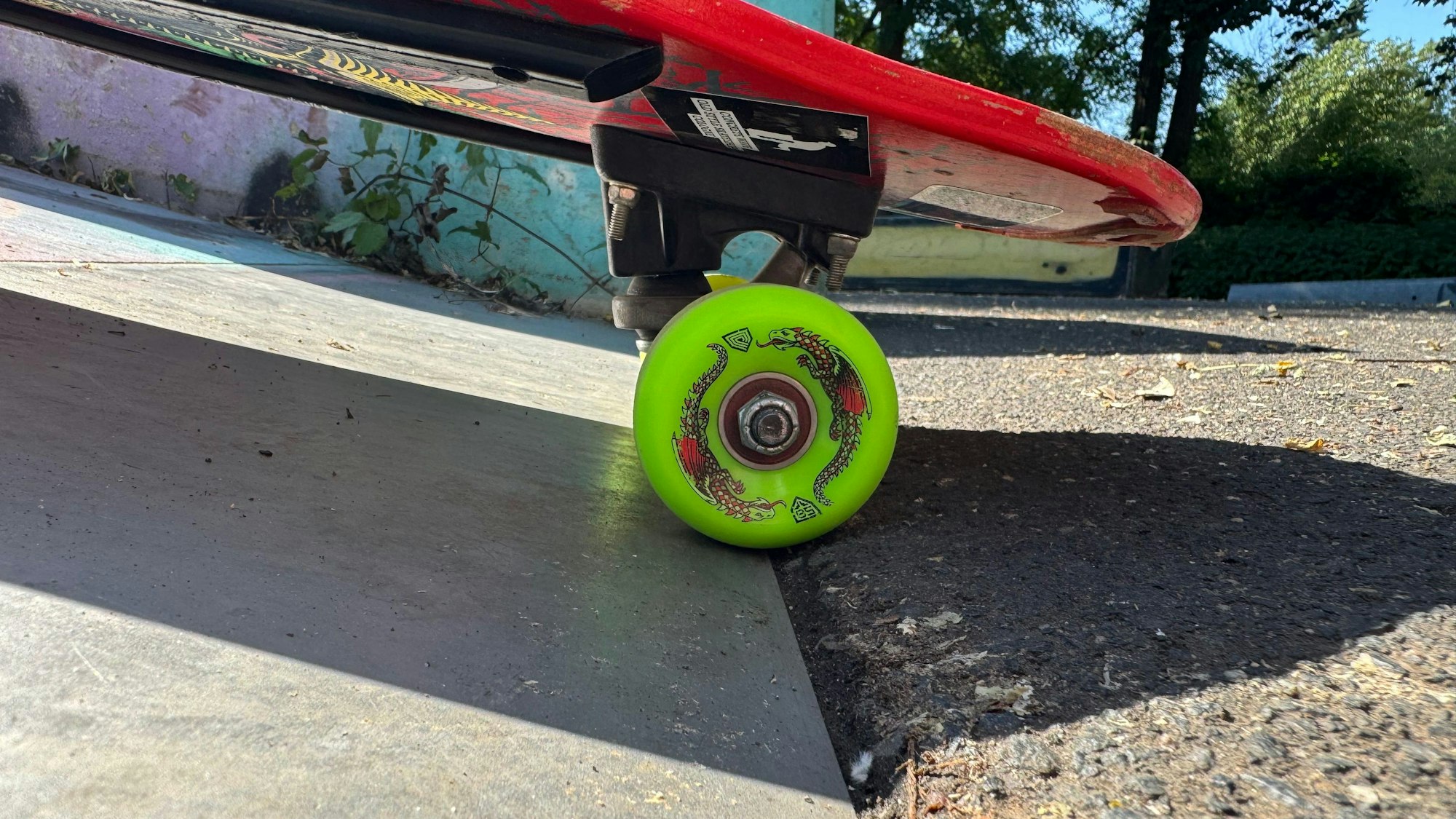 Auf dem Bild ist ein Skateboard an einer kaputten Rampenkante zu sehen.