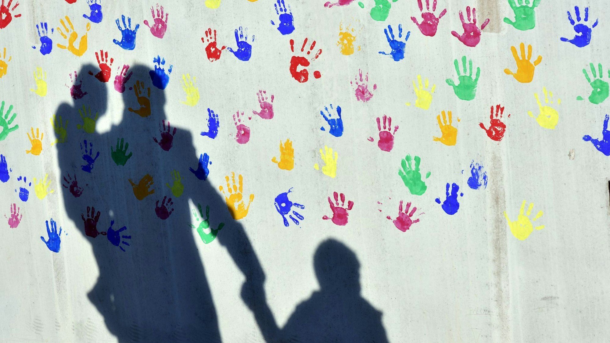 Wer nach der Scheidung in einer festen Beziehung lebt, verliert dauerhaft den Anspruch auf nachehelichen Unterhalt.