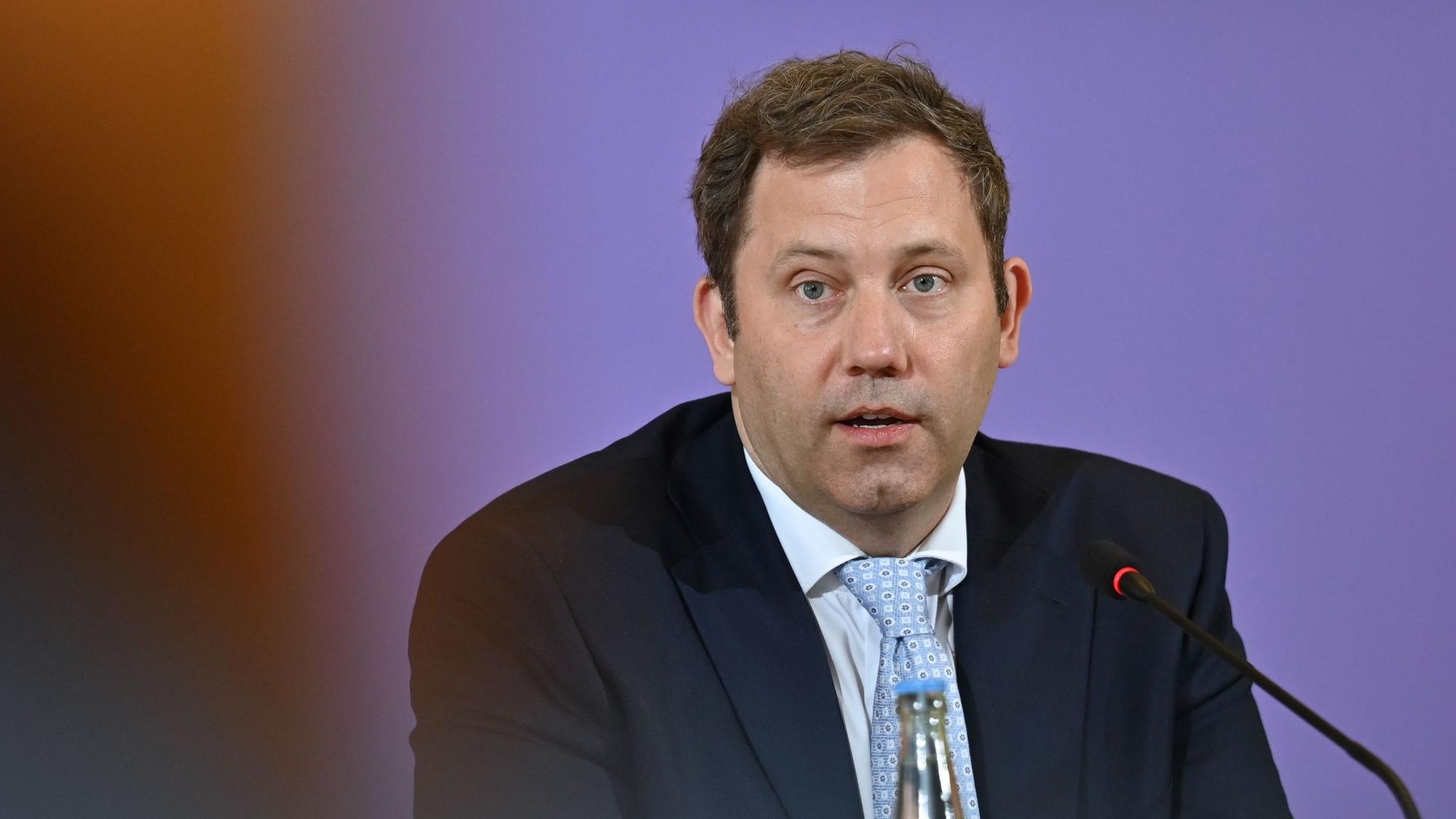 Lars Klingbeil (SPD), Bundesminister der Finanzen, spricht bei einer Pressekonferenz.