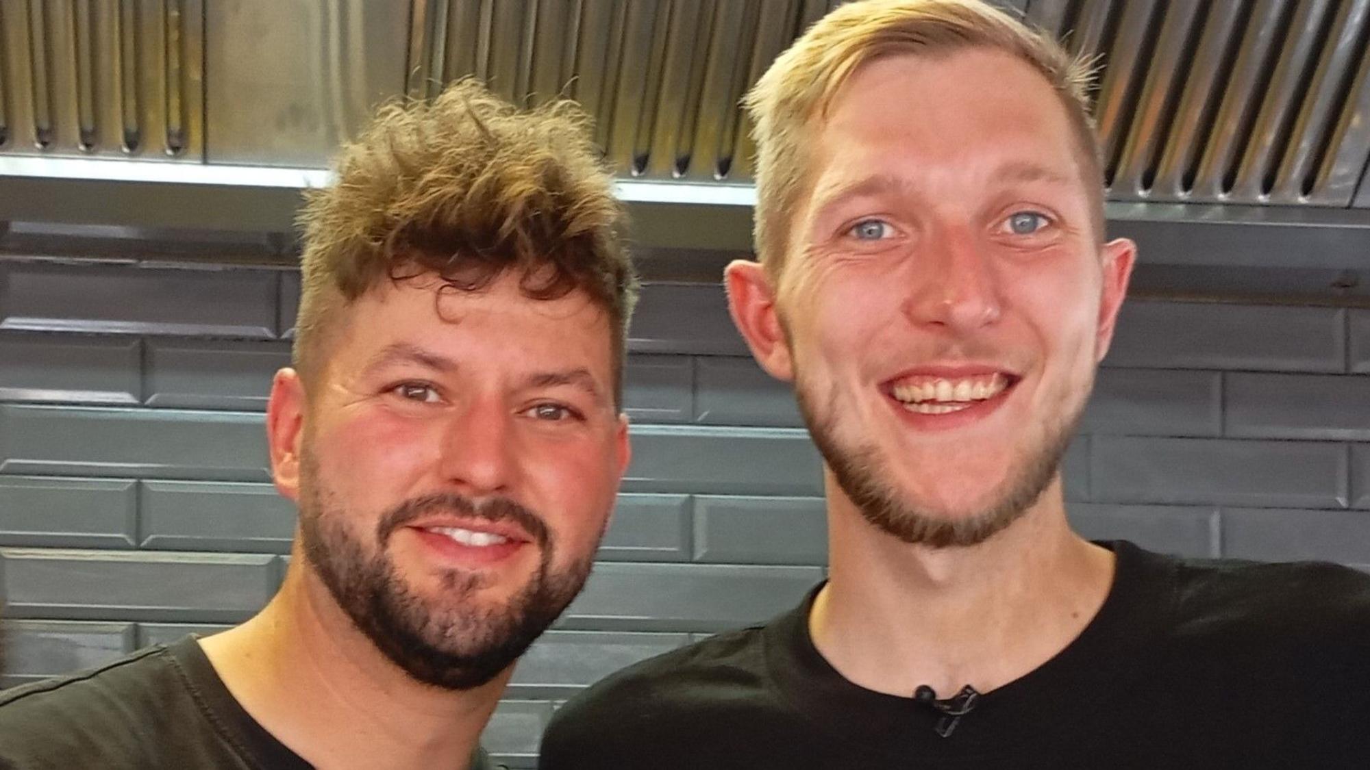 Alexander Schebalkin (links) übergab 2025 den Baron Imbiss-Kult an seinen Mitarbeiter der ersten Stunde: Robin Pelzer.