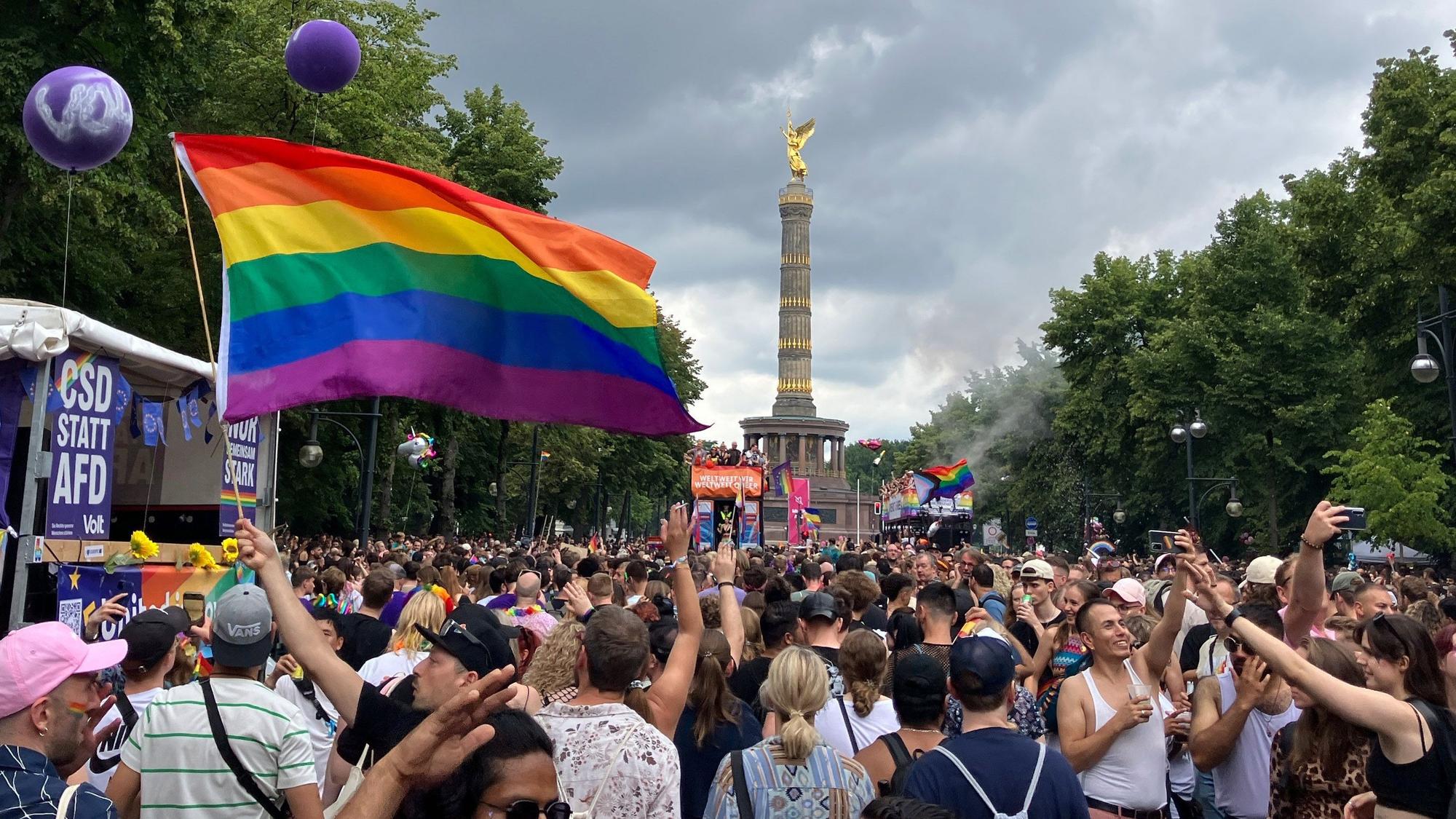 ARCHIV - 27.07.2024, Berlin: Menschen feiern beim alljährlichen Berlin Pride Umzug zum Christopher Street Day (CSD). (zu dpa: «Weisung der Bundestagsspitze: Regennetzwerk nicht beim CSD») Foto: Anna Ross/dpa +++ dpa-Bildfunk +++