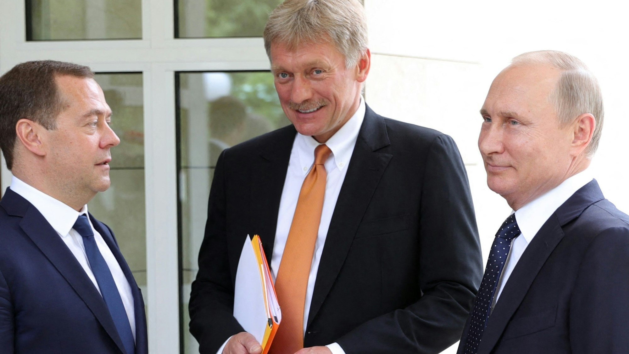 Kremlchef Wladimir Putin (r.) mit Russlands Ex-Präsident Dmitri Medwedew (l.) und Kremlsprecher Dmitri Peskow. (Archivbild)
