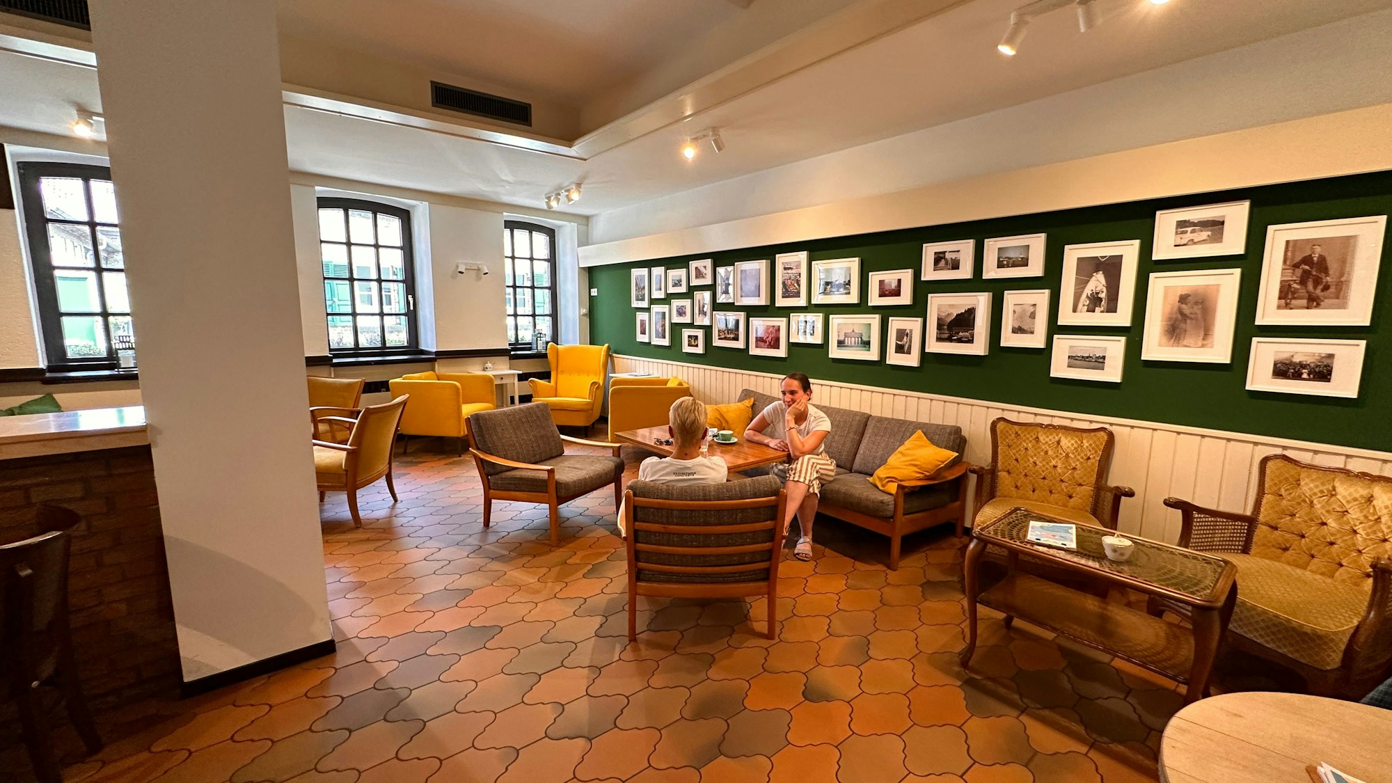 Der Innenraum einer ehemaligen Kneipe ist zu einer gemütlichen Sitzecke umgebaut worden.