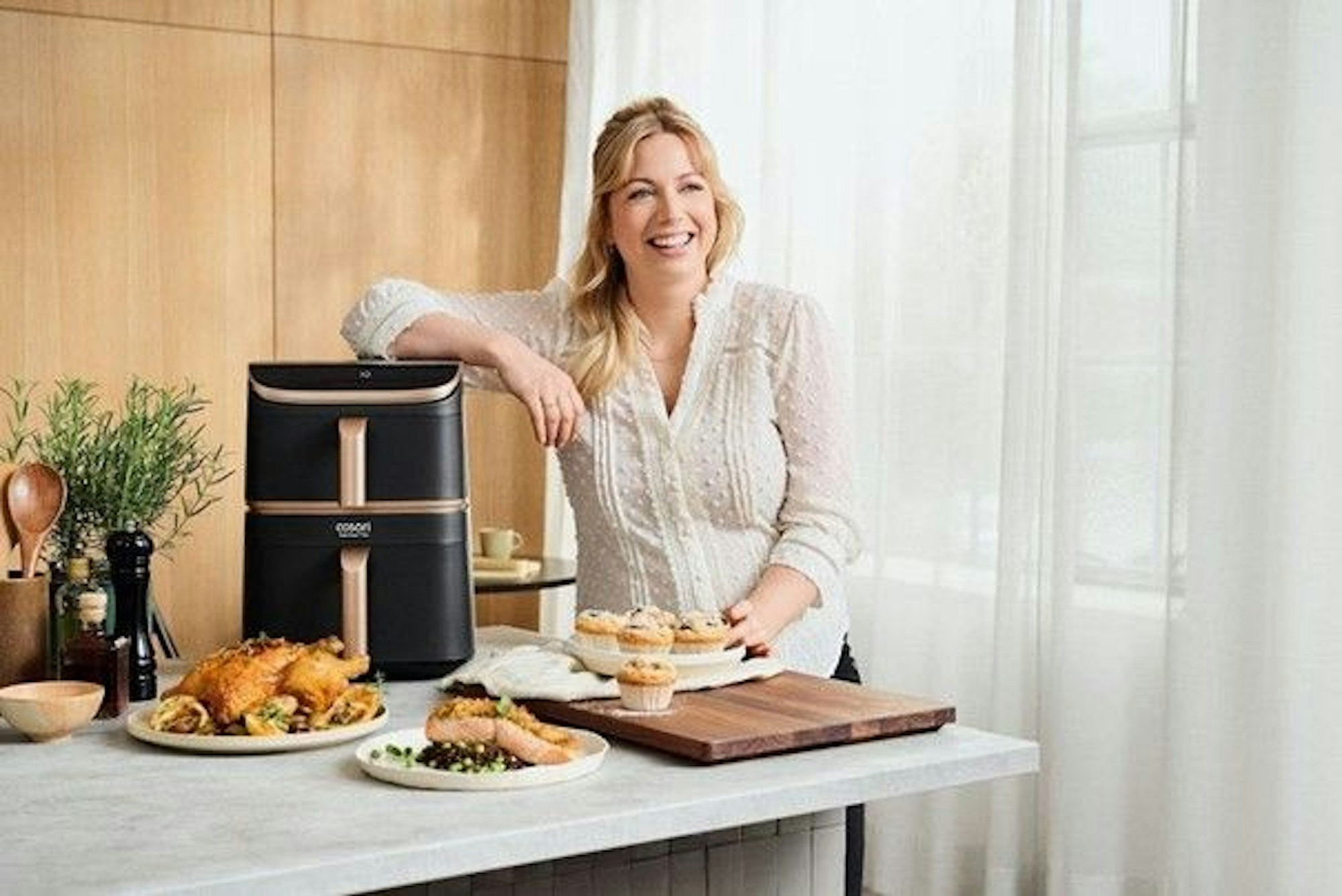 Zora lehnt an Cosori Heißluftfritteuse.