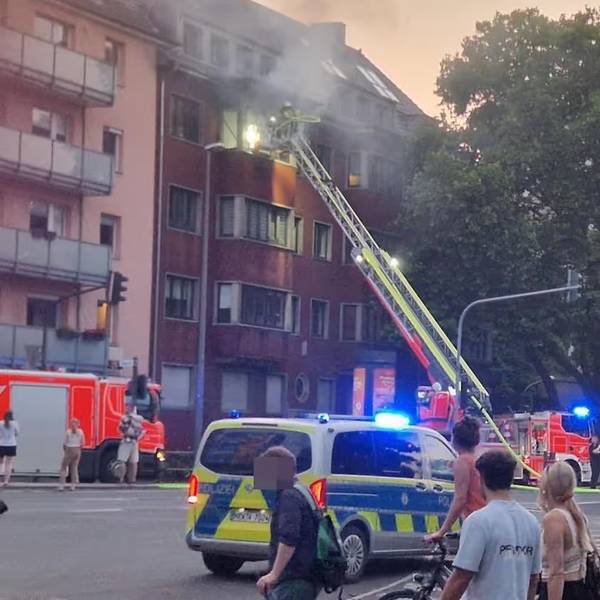In Köln-Lindenthal musste die Feuerwehr am Mittwochabend einen Wohnungsbrand löschen.