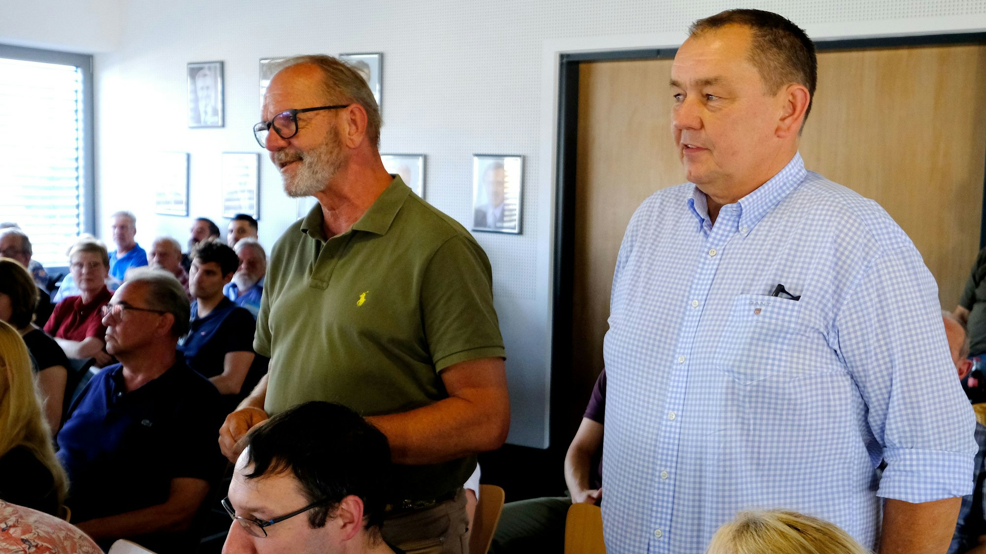 Die Investoren Clemens Ploenes und Albert Kühl (stehend, von links), beide aus Bedburg, stellten sich in einer Sitzung des Planungsausschusses in Mechernich vor.