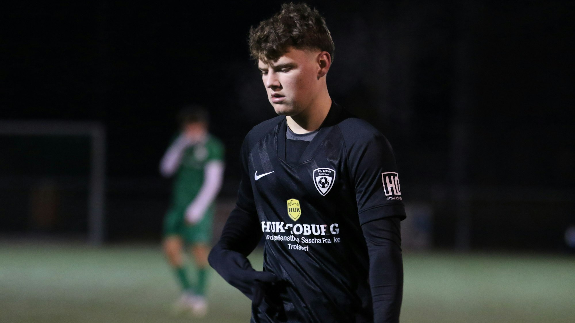 Philip Urbanek von der JSG Erft 01 Euskirchen blickt nach unten.