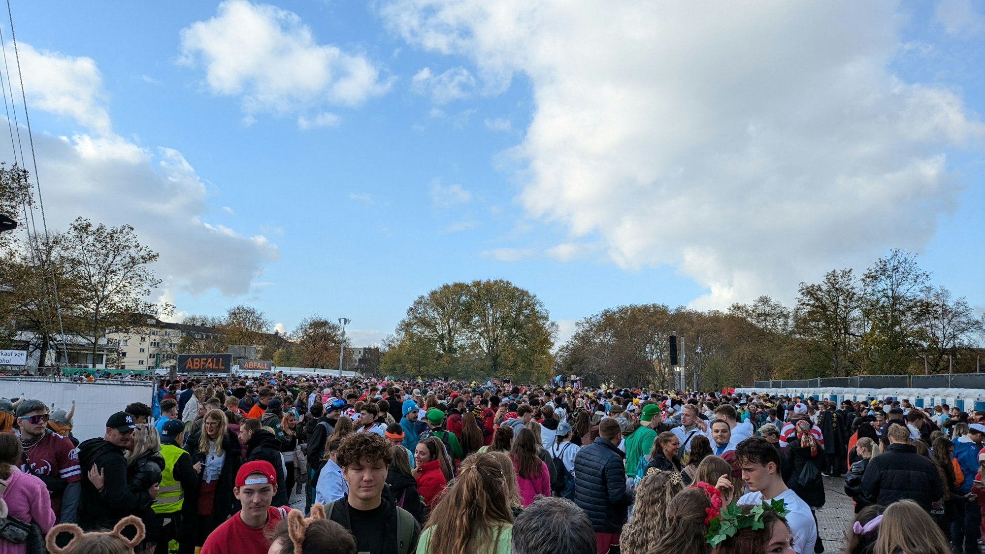 Die Entlastungsfläche auf der Uniwiese am Elften Elften 2024.