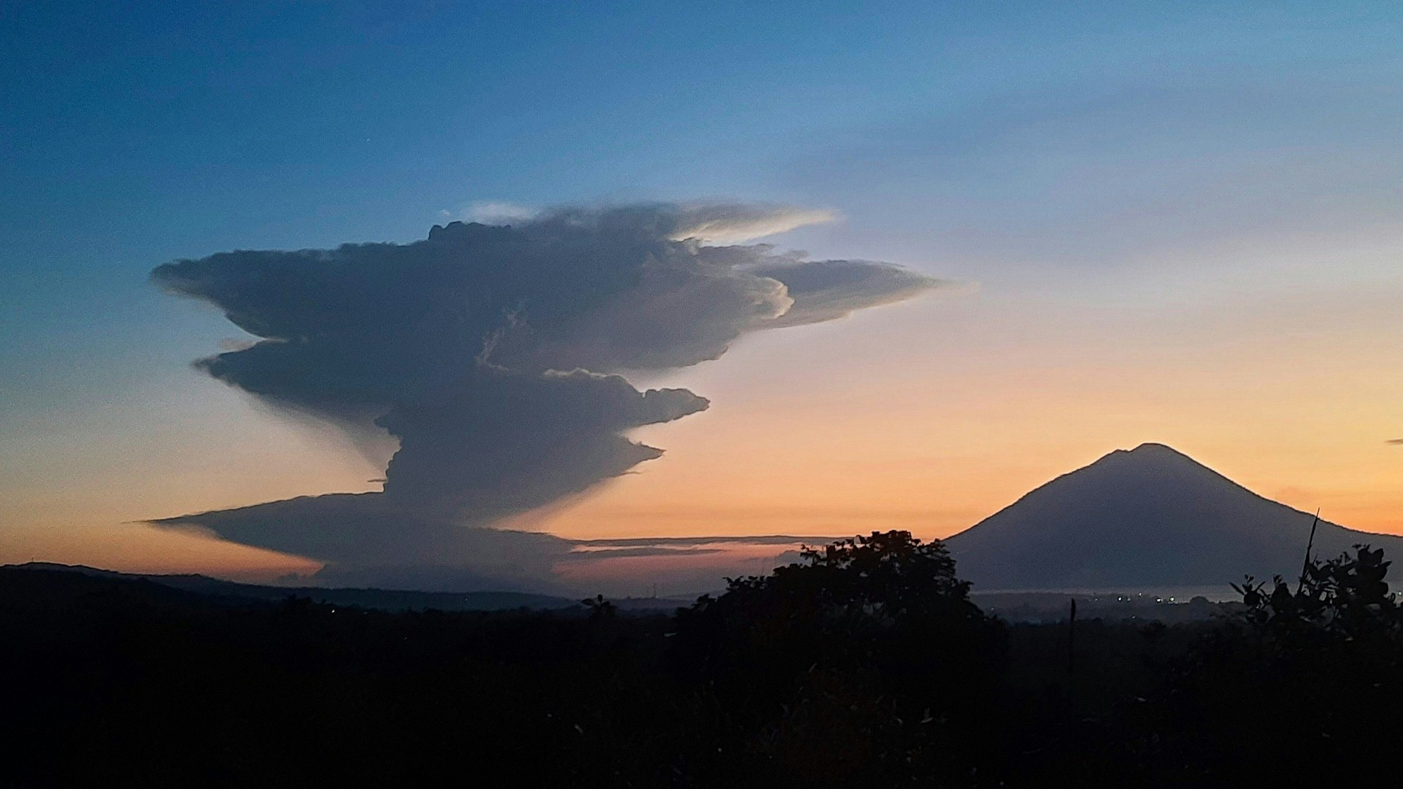 Rauch steigt während eines Ausbruchs vom Vulkan Lewotobi Laki-Laki auf, aufgenommen von Lembata auf der indonesischen Insel Flores.