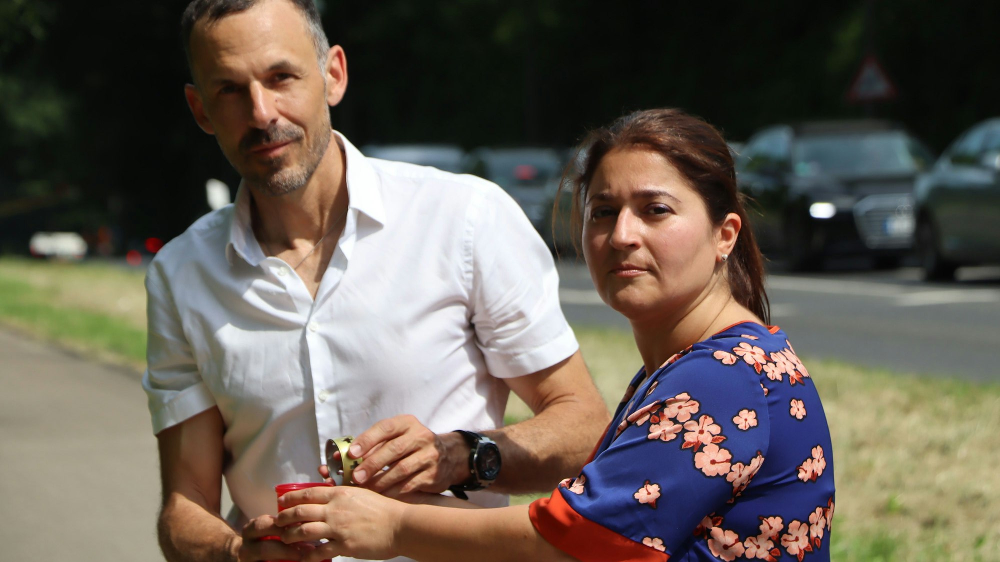 Das Foto zeigt den Arzt und die Ärztin, die an der Unfallstelle eine Kerze entzünden.