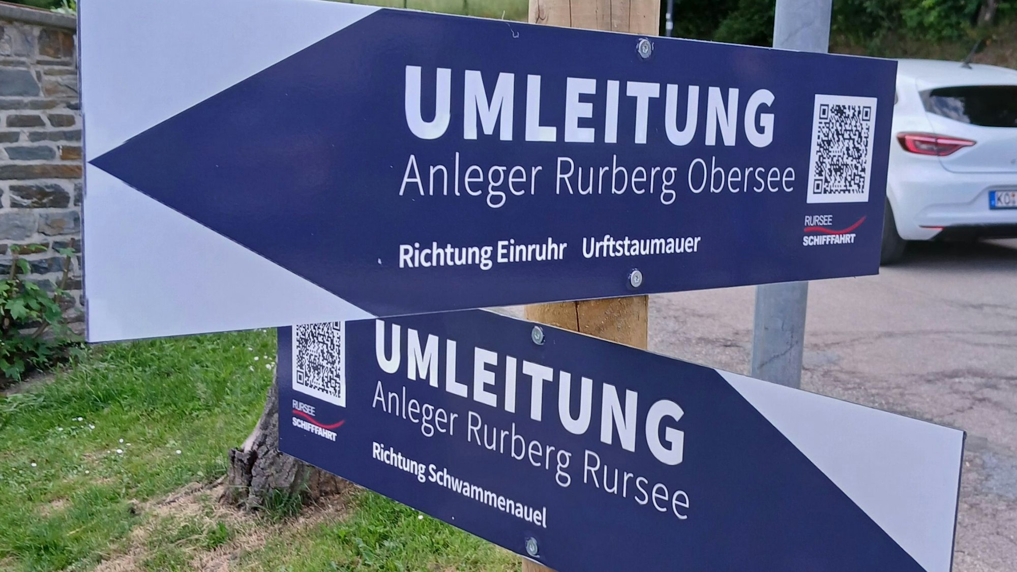 Eigens von der Rursee-Schifffahrt entworfene Umleitungsschilder weisen den Weg.