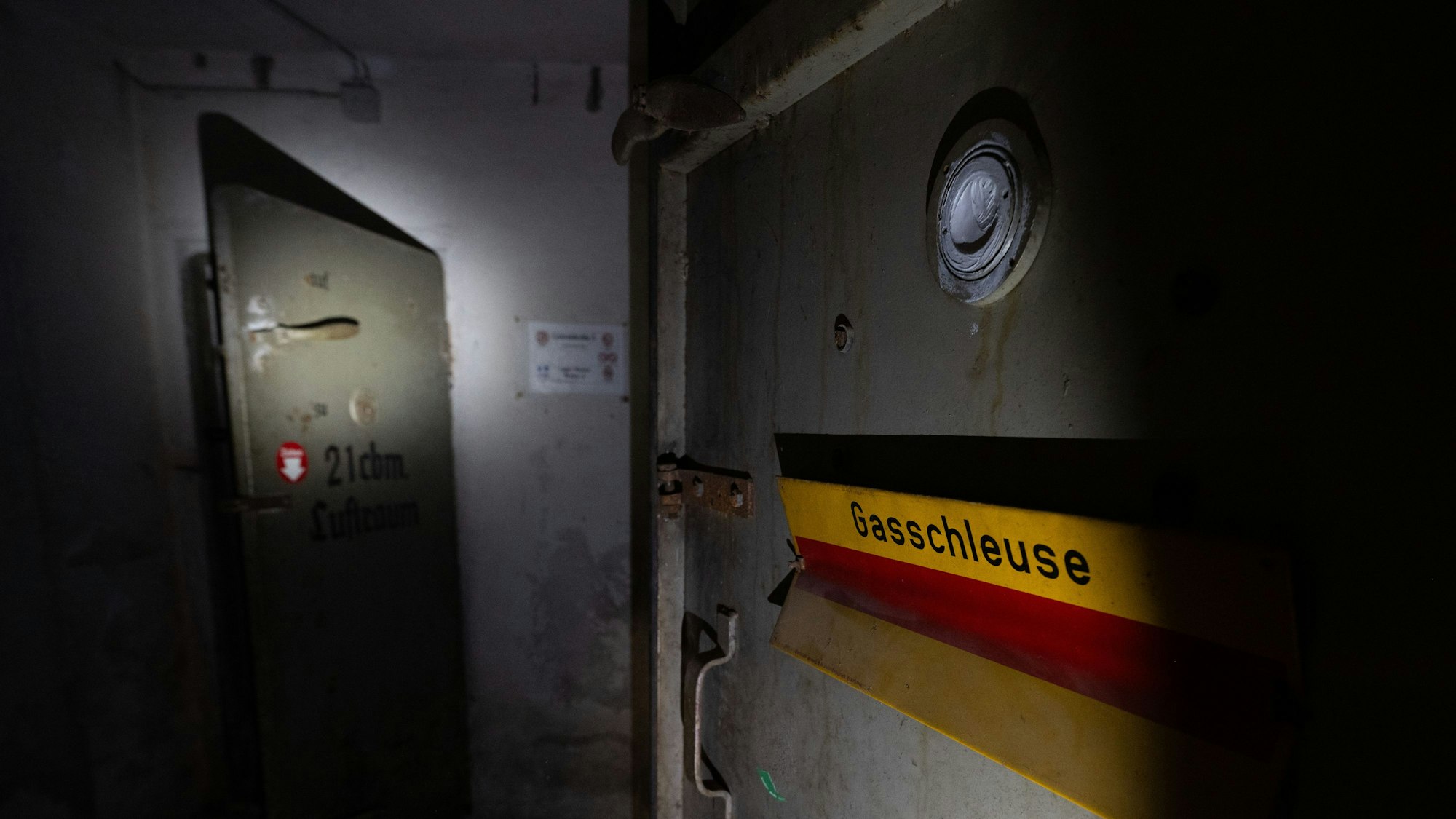 „Ruhe haben“ steht auf der Wand eines Luftschutzbunkers, der sich in 12 Metern Tiefe unter einem Industriebetrieb im Osten von Frankfurt befindet.