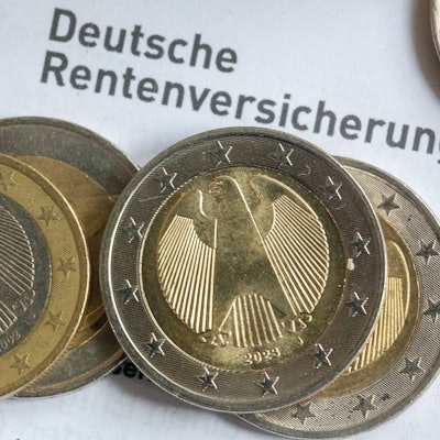 Münzen liegen auf einer Renteninformation der Deutschen Rentenversicherung. (Symbolbild)