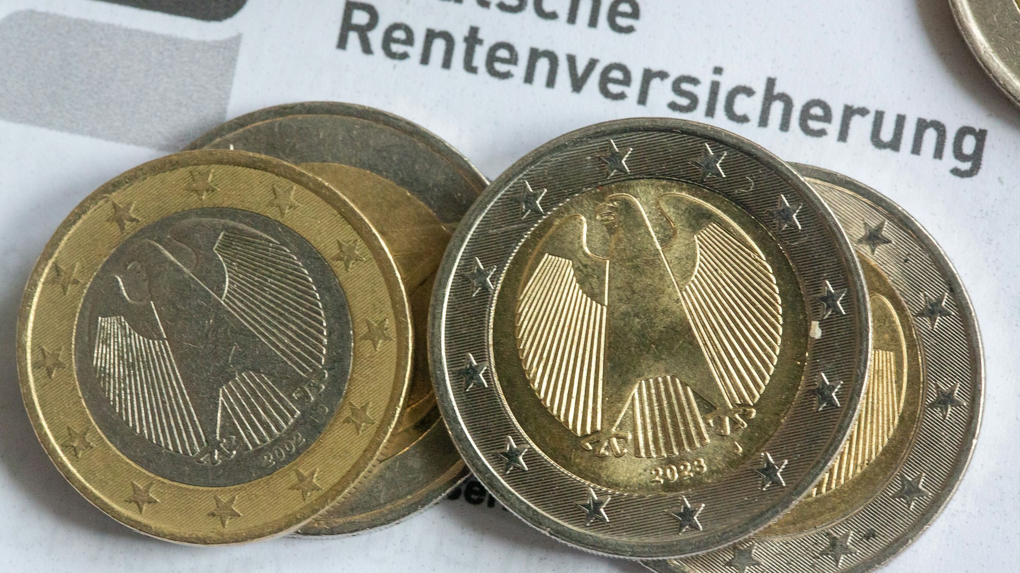 Münzen liegen auf einer Renteninformation der Deutschen Rentenversicherung. (Symbolbild)