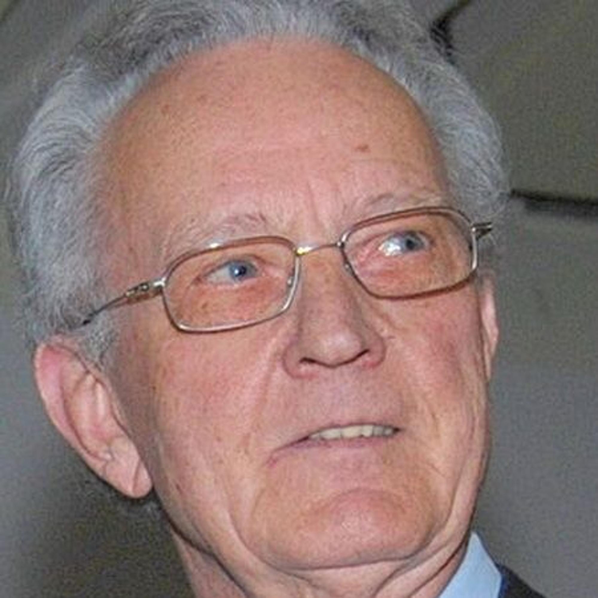 Das Porträtfoto zeigt Dr. Josef Neuhaus.