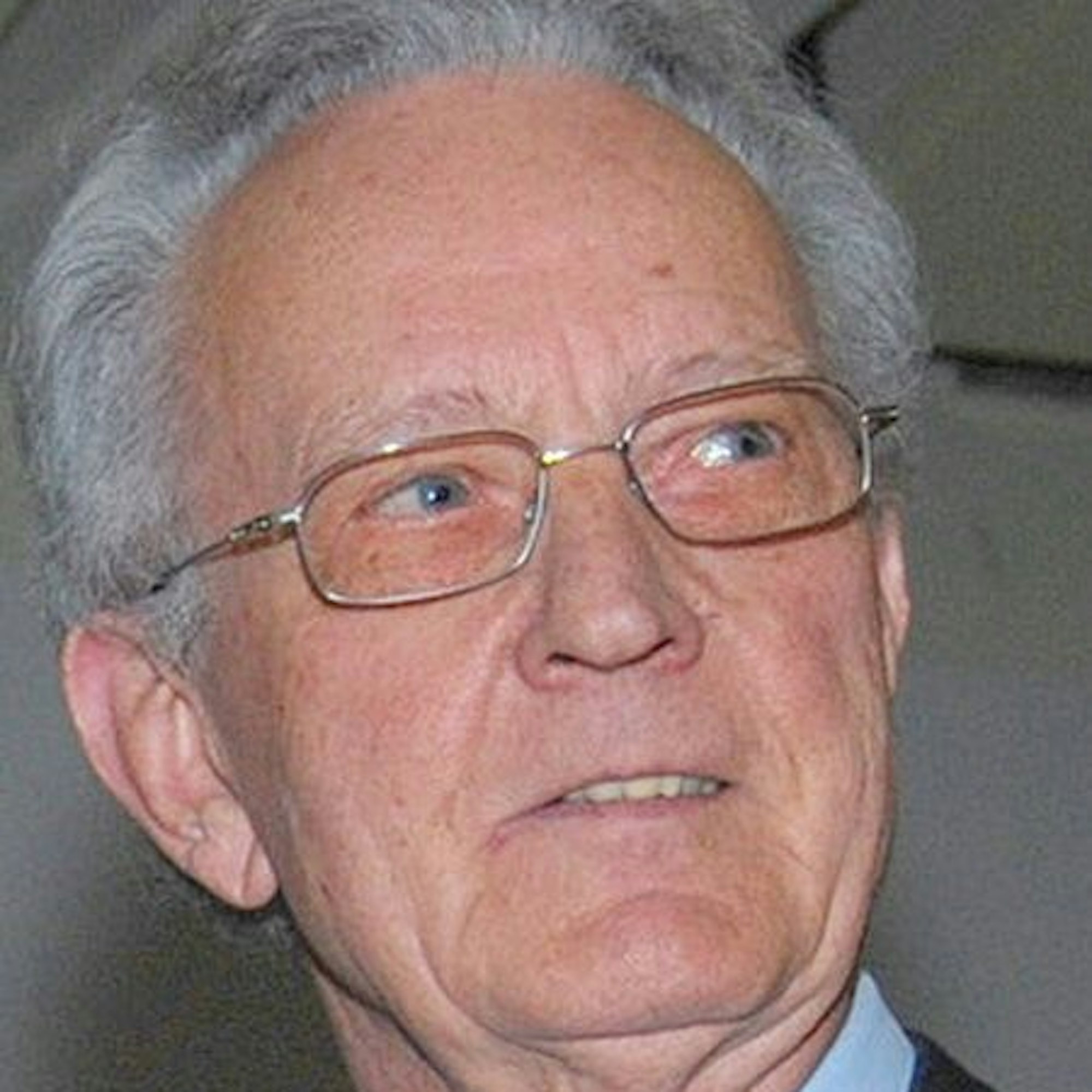 Das Porträtfoto zeigt Dr. Josef Neuhaus.