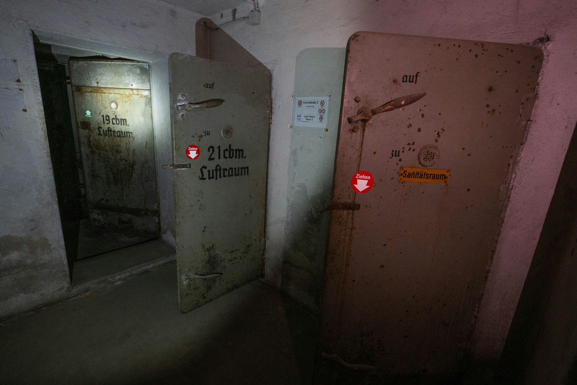 Die Anlage ist nicht öffentlich zugänglich, zeugt aber auch 80 Jahre nach dem Ende des 2. Weltkrieges noch vom Schrecken des Krieges.