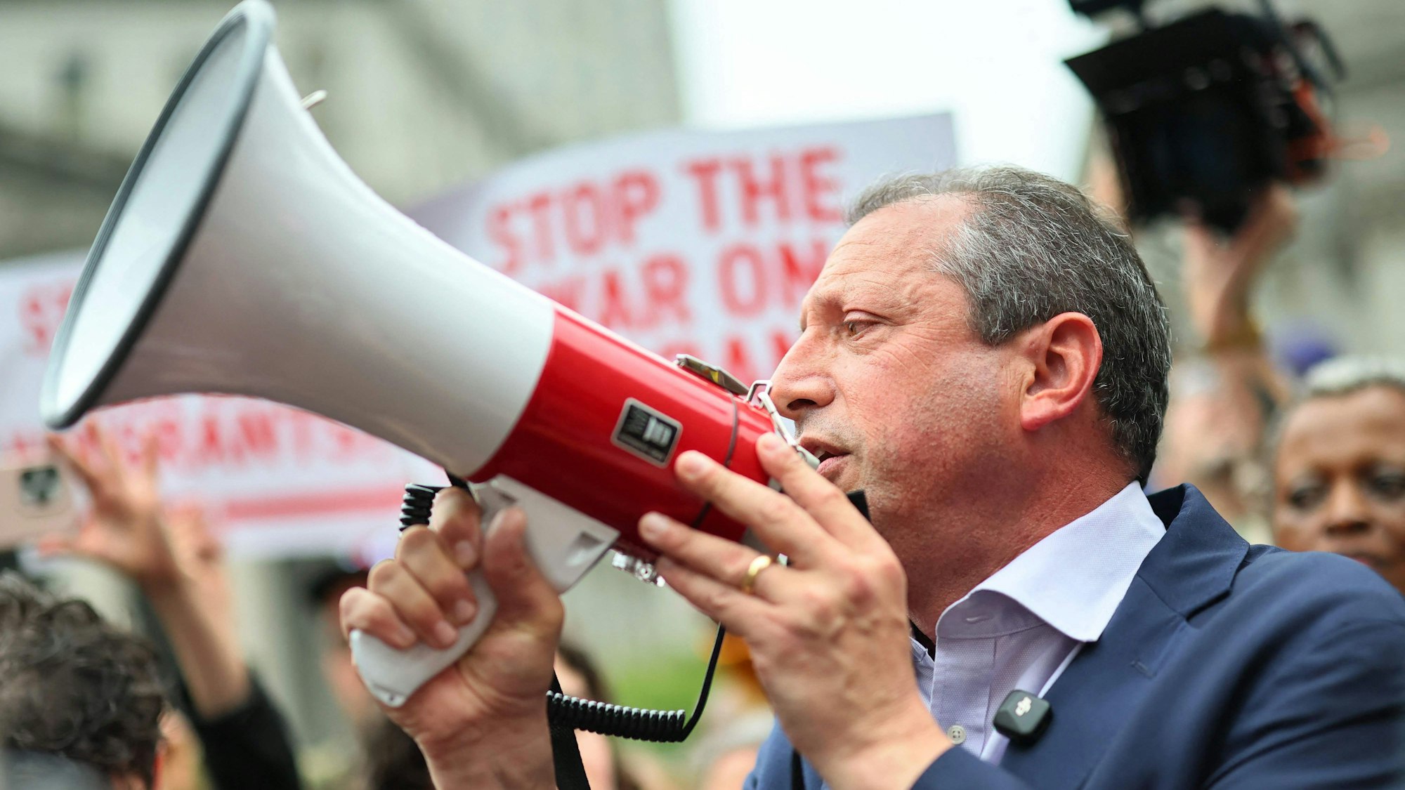 Der demokratische Bürgermeisterkandidat Brad Lander bei einem Protest gegen Trumps Einwanderungspolitik in New York.