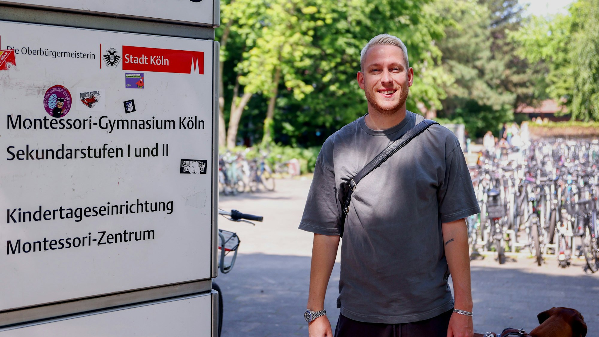12.06.2025, Köln: Veedelsspaziergang mit dem Musiker Mo Torres durch Bickendorf in Köln - vor dem Montessori Gymnasium. Foto: Thilo Schmülgen