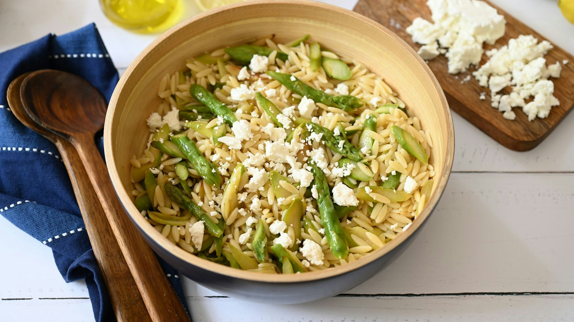 Herzhafter Nudelsalat: Feta gibt ihm Tiefe, der Spargel Biss.