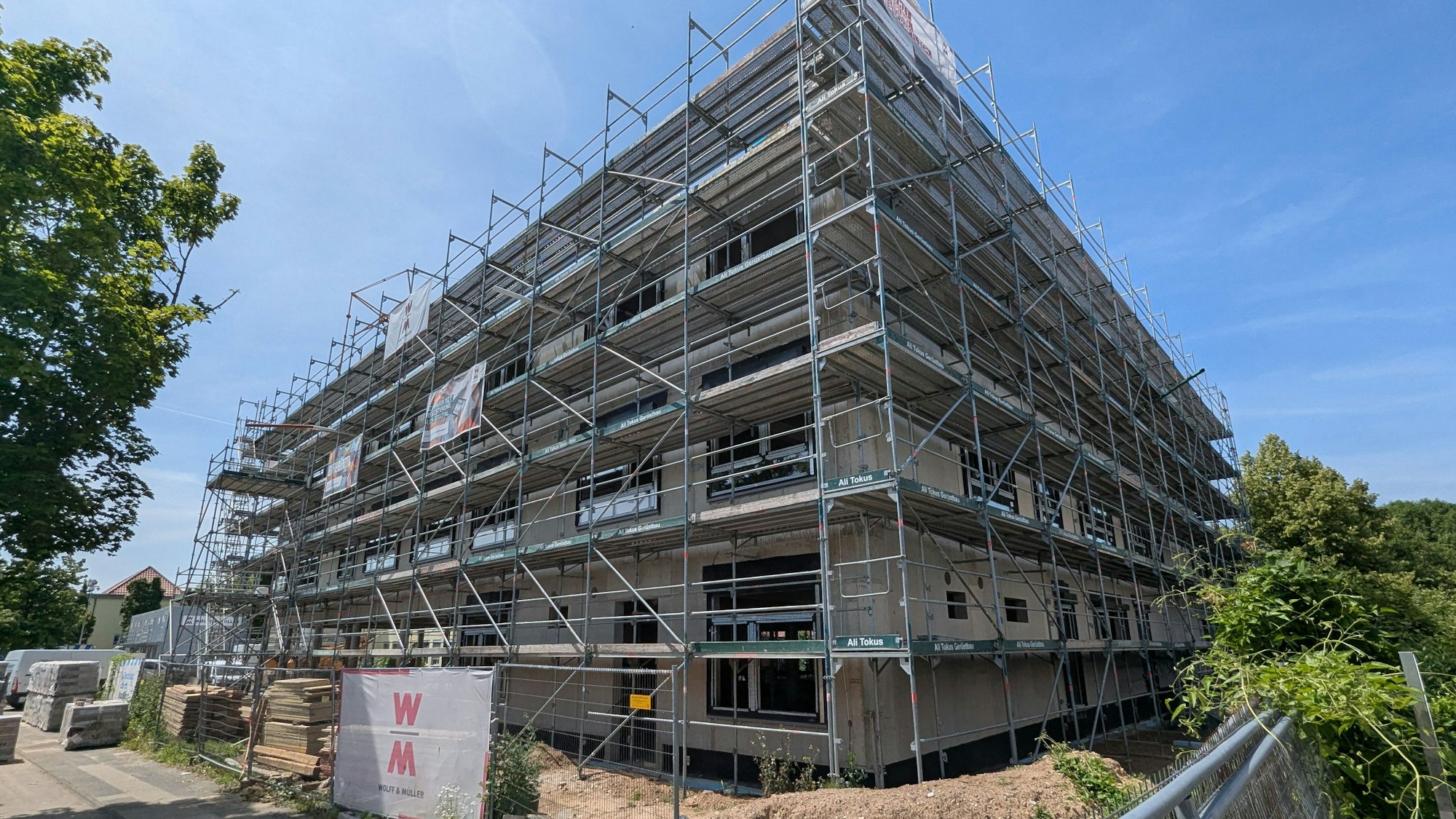 Das Foto zeigt den eingerüsteten Rohbau zur Erweiterung der Friedrich-Ebert-Realschule.