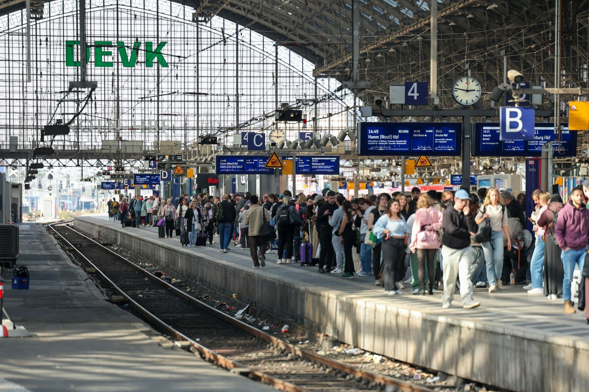 Warten auf den Zug: Die Zuverlässigkeit der Bahn in NRW hat 2024 einen Tiefpunkt erreicht. (Archivbild)