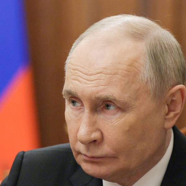 Auf diesem von der russischen Staatsagentur Sputnik verbreiteten Pool-Foto nimmt Russlands Präsident Wladimir Putin am 17. Juni 2025 in Moskau an einem Treffen mit dem Geschäftsführer des staatlichen Rüstungsunternehmens Rostec teil.