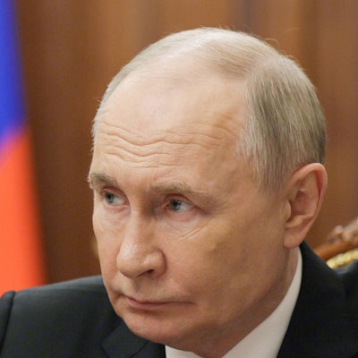 Auf diesem von der russischen Staatsagentur Sputnik verbreiteten Pool-Foto nimmt Russlands Präsident Wladimir Putin am 17. Juni 2025 in Moskau an einem Treffen mit dem Geschäftsführer des staatlichen Rüstungsunternehmens Rostec teil.