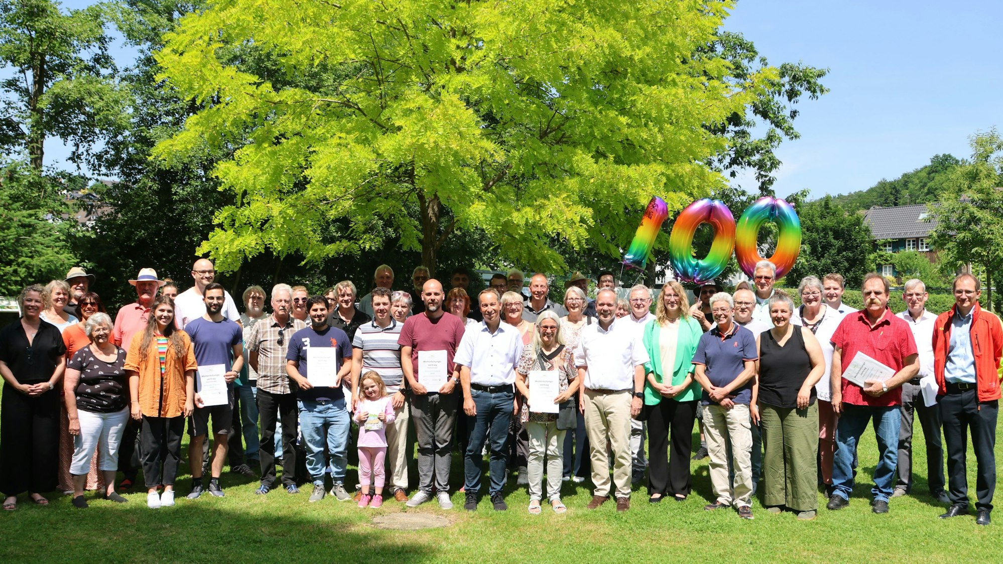 Die Glücklichen Antragsteller posieren für das Foto im Bielsteiner Freibad