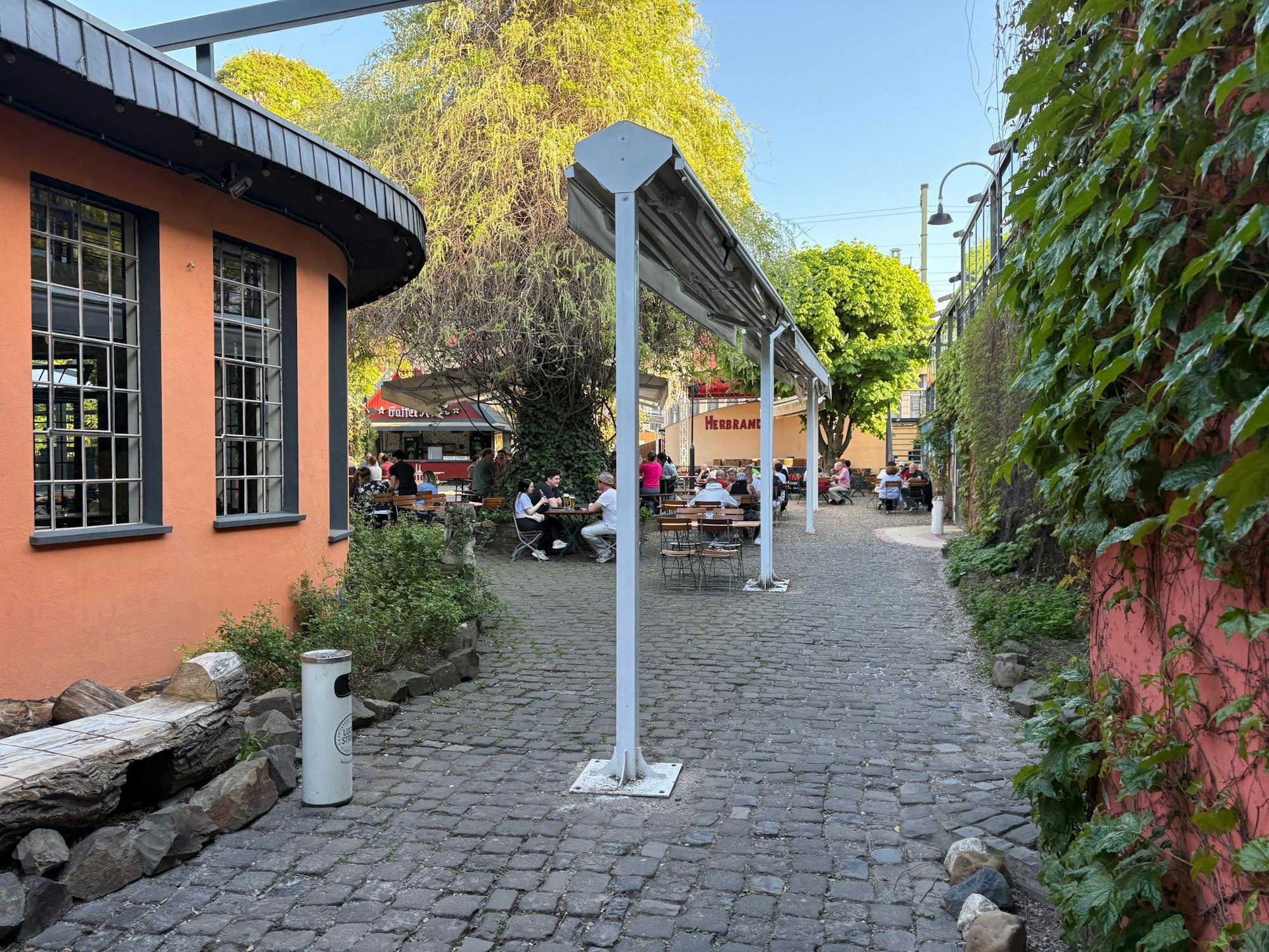 Der Biergarten des Herbrand's in Ehrenfeld.