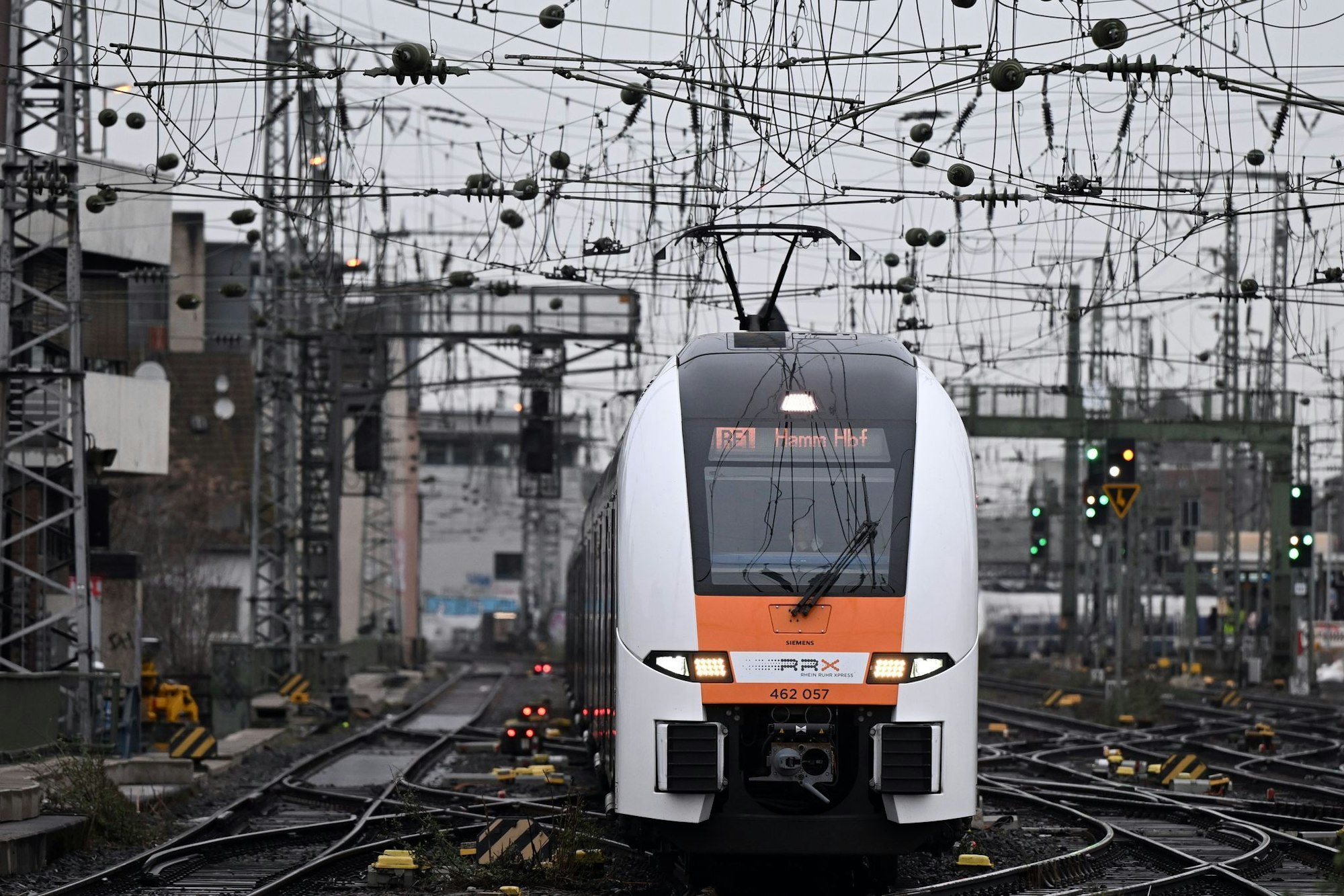 Besonders anfällig für Störungen: Der Rhein-Ruhr-Express (RRX), der die großen Ballungsräume in NRW verbindet. (Archivbild)