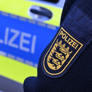 ARCHIV - 03.12.2024, Baden-Württemberg, Stuttgart: Das Logo der Polizei auf der Dienstkleidung eines Beamten. (zu dpa: «Autofahrer stirbt nach Zusammenstoß mit Lastwagen») Foto: Bernd Weißbrod/dpa +++ dpa-Bildfunk +++