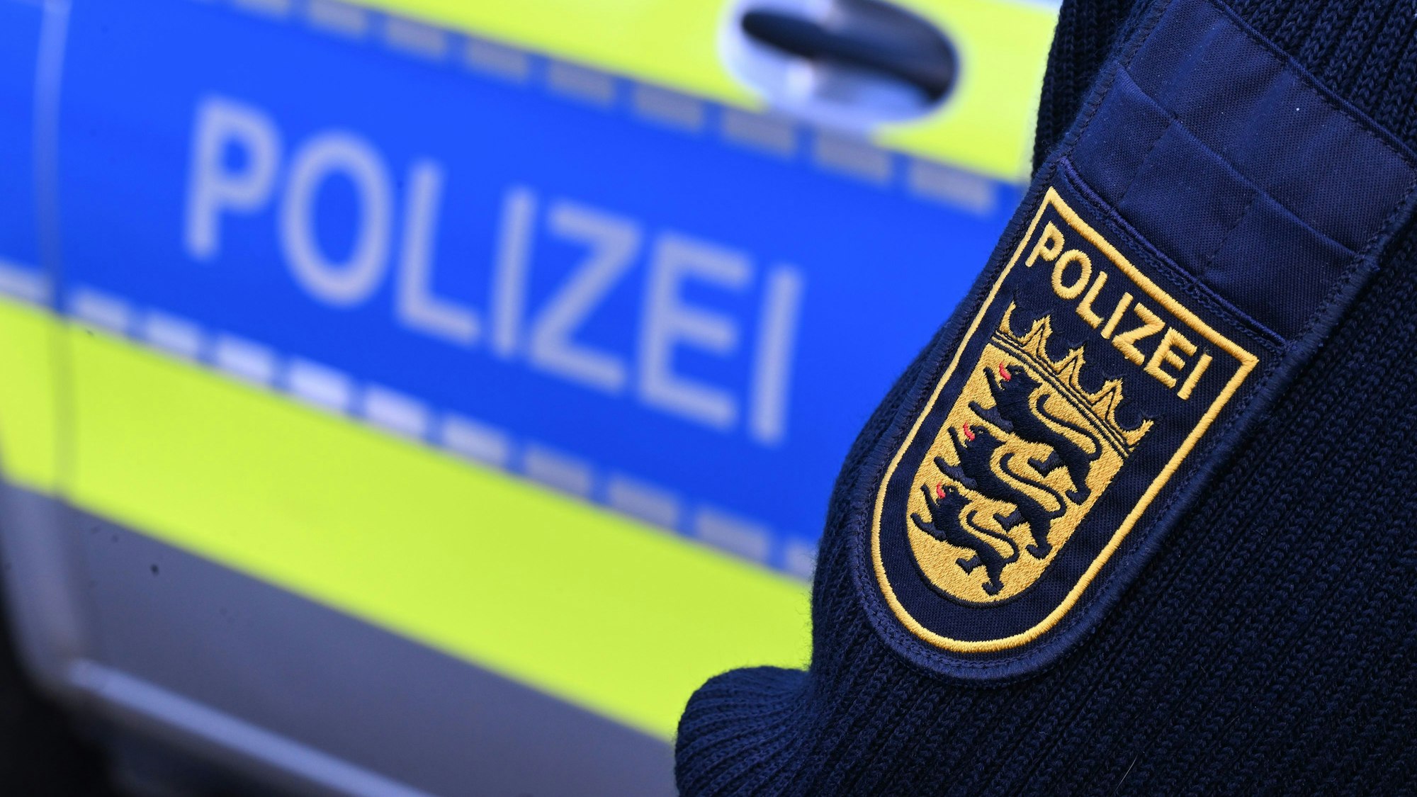 ARCHIV - 03.12.2024, Baden-Württemberg, Stuttgart: Das Logo der Polizei auf der Dienstkleidung eines Beamten. (zu dpa: «Autofahrer stirbt nach Zusammenstoß mit Lastwagen») Foto: Bernd Weißbrod/dpa +++ dpa-Bildfunk +++