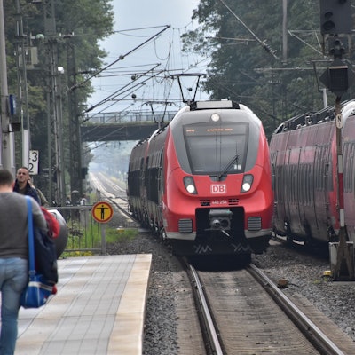Züge der Linie RE9 fahren in den Eitorfer Bahnhof ein.