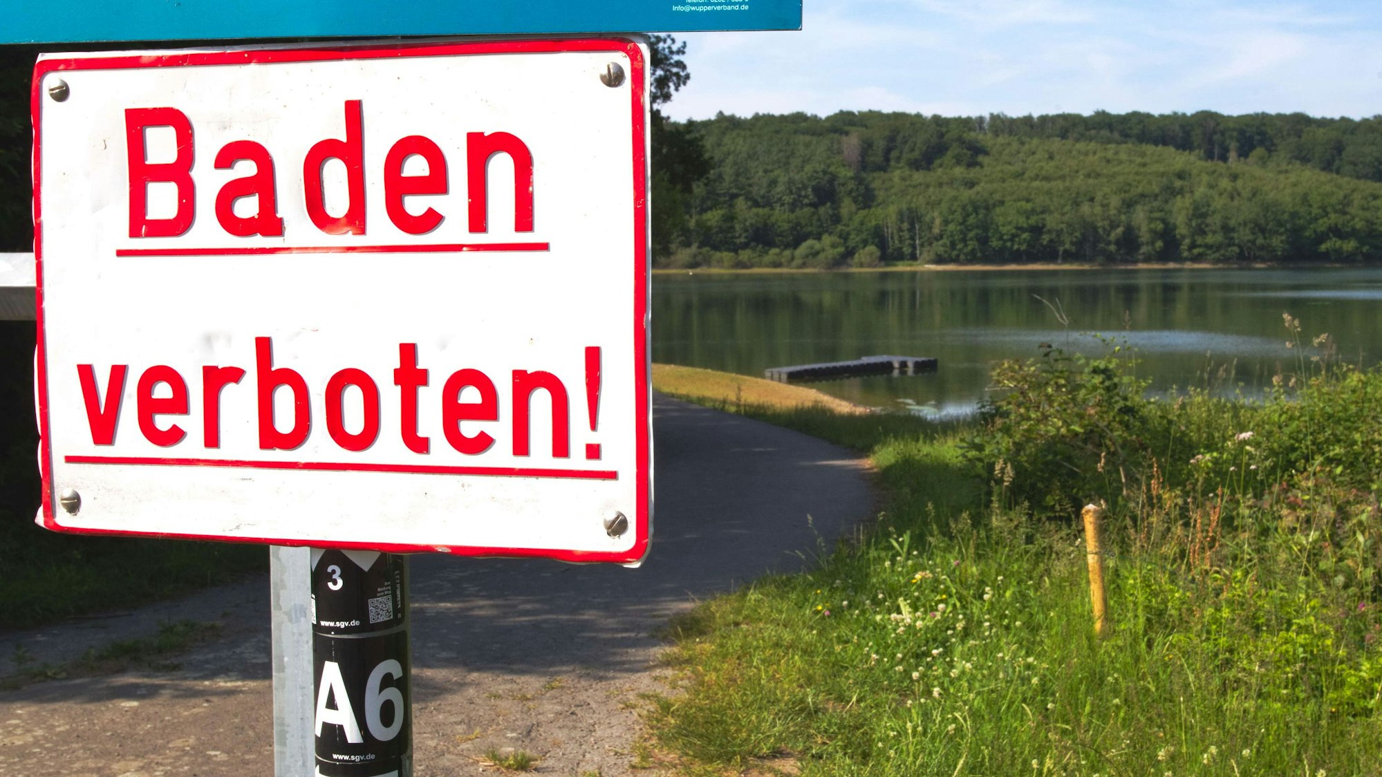 Der Wupperverband hat an der Lingesetalsperre in Marienheide-Linge Schilder aufgestellt, die das Baden eindeutig untersagen.