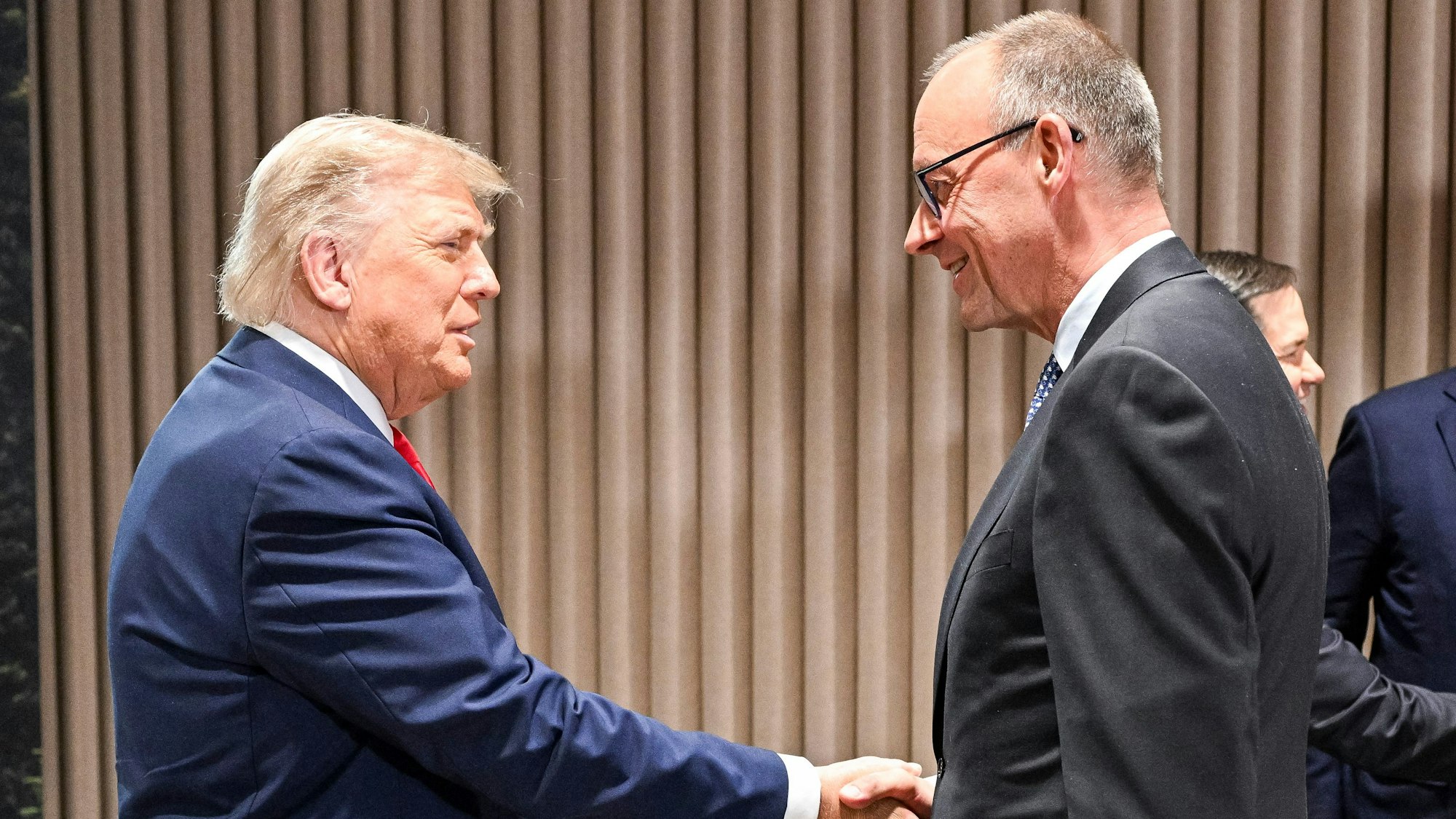 HANDOUT - 16.06.2025, Kanada, Kananaskis: Bundeskanzler Friedrich Merz (CDU) und US-Präsident Donald Trump treffen auf dem G7-Gipfel in der Pomeroy Kananaskis Mountain Lodge für ein bilaterales Gespräch zusammen. Foto: Guido Bergmann/Bundesregierung/dpa - ACHTUNG: Nur zur redaktionellen Verwendung im Zusammenhang mit der aktuellen Berichterstattung und nur mit vollständiger Nennung des vorstehenden Credits +++ dpa-Bildfunk +++