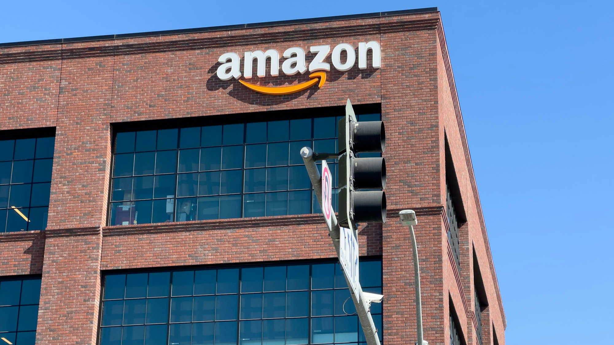 Das Logo von Amazon ist auf einem Bürogebäude des weltgrößten Online-Händlers zu sehen. (Symbolbild)